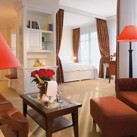 Yachthafenresidenz Hohe Duene 5* Rostock