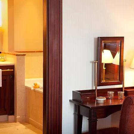 Hotel Yachthafenresidenz Hohe Duene 5*