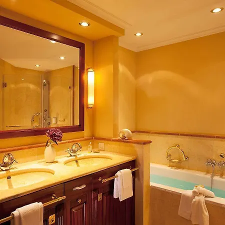 Yachthafenresidenz Hohe Düne Hotel 5*