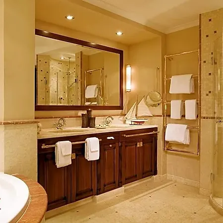 Hotel Yachthafenresidenz Hohe Düne 5*