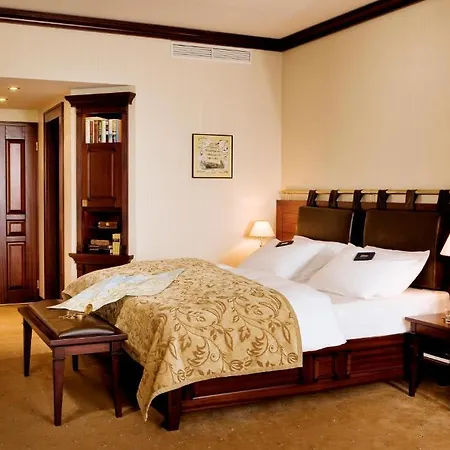 Hotel Yachthafenresidenz Hohe Duene 5*