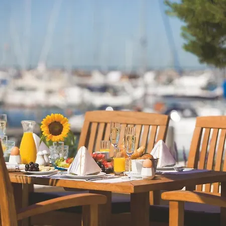 Hotel Yachthafenresidenz Hohe Duene 5*