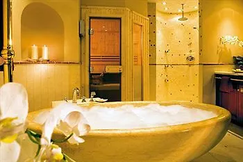 Yachthafenresidenz Hohe Duene 5*